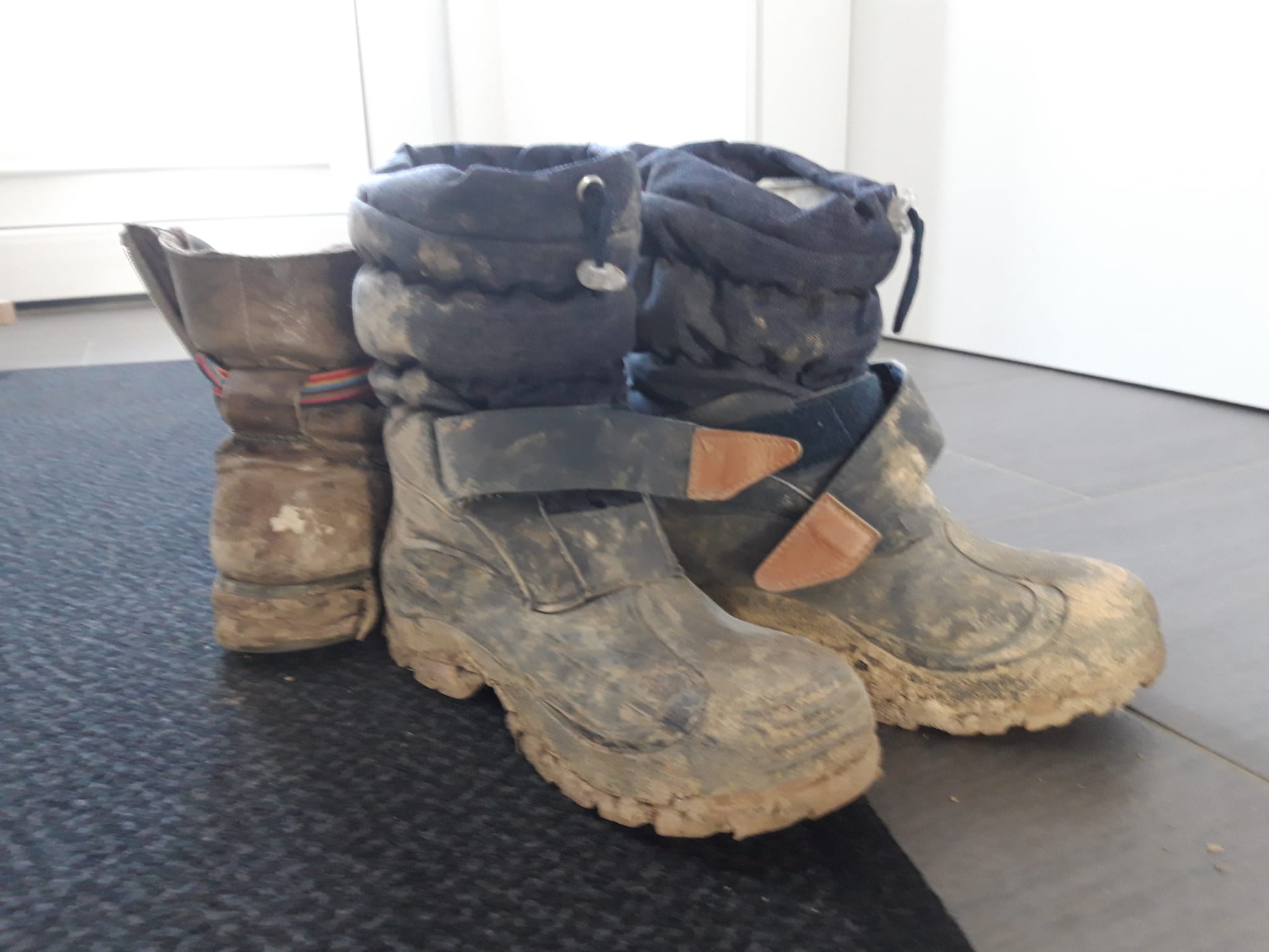 Verdreckte Kleidung und „ausgelatschte“ Schuhe: Ärger über unbrauchbare Spenden in Mainz