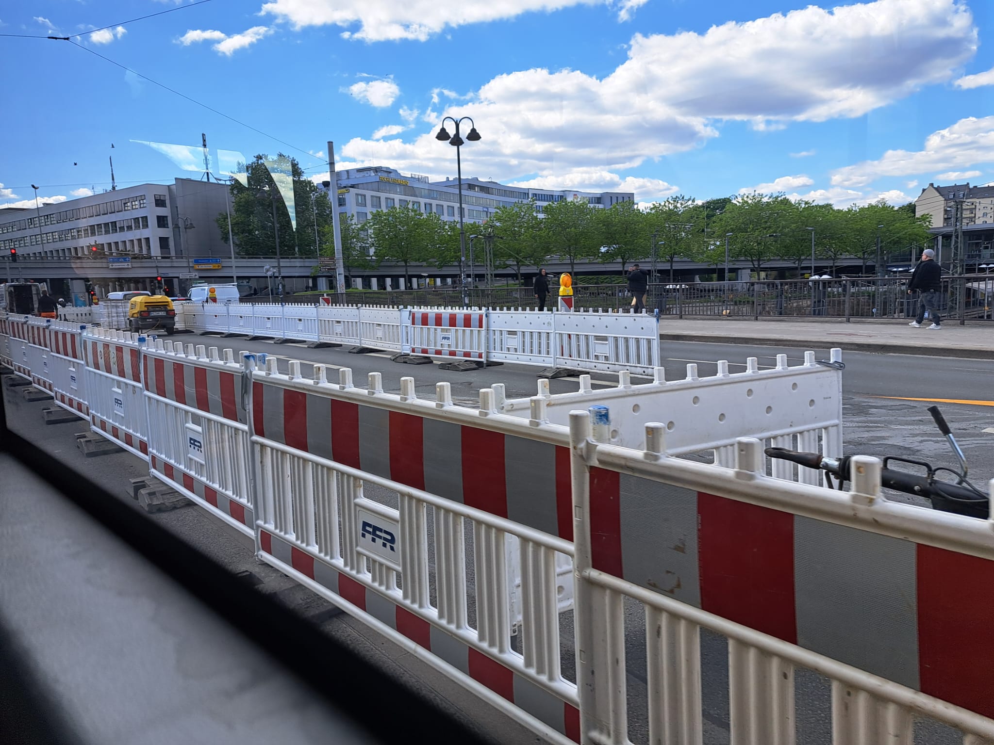 Unfall auf Alicenbrücke in Mainz: Busfahrgäste verletzt