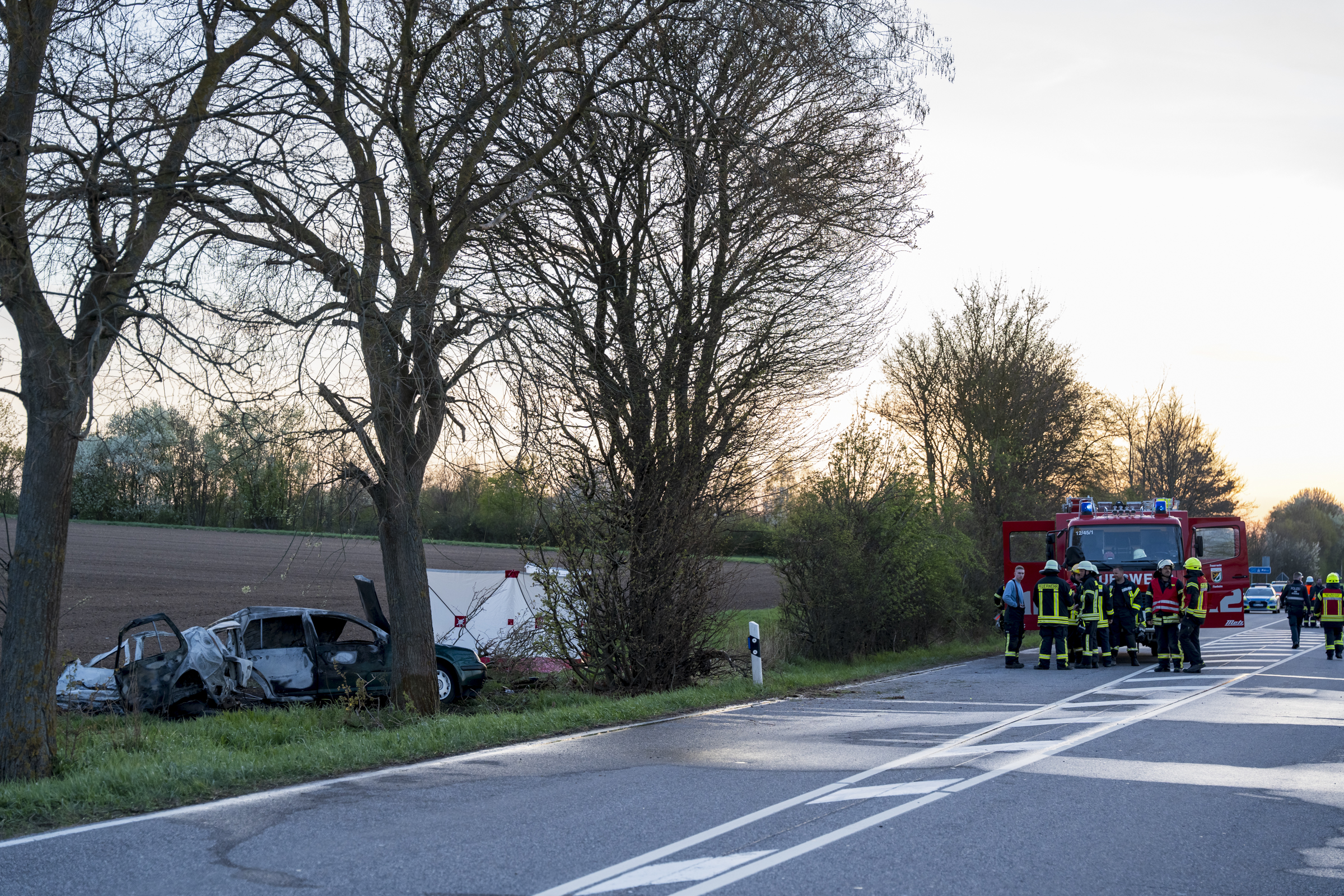 Auto schleudert bei A63 gegen Baum – Fahrer verstirbt an Unfallstelle