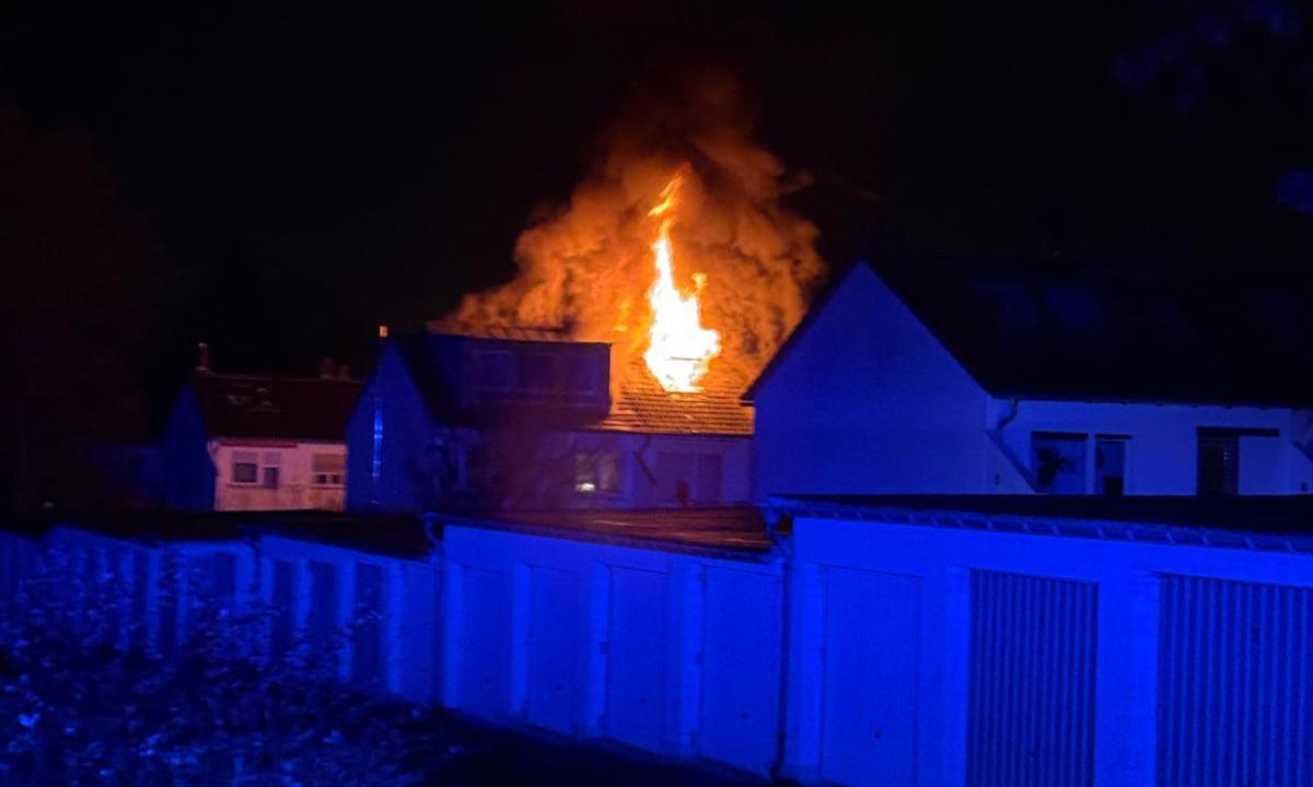Großeinsatz in Wiesbaden: Dachstuhl eines Wohnhauses in Flammen