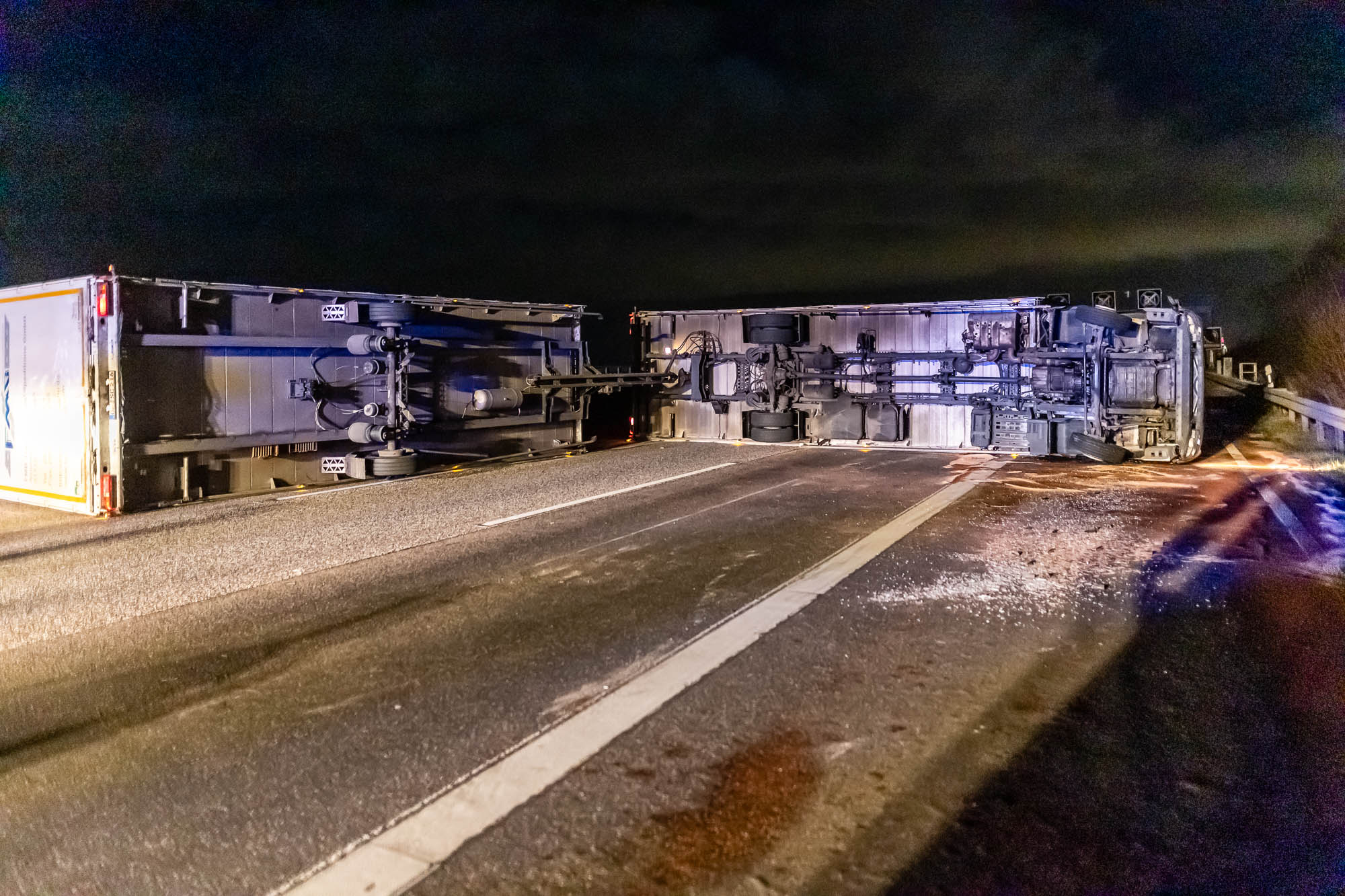 Umgekippter Lkw blockiert Autobahn